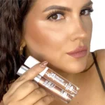 Iluminador Líquido theBalm - Imagen 3